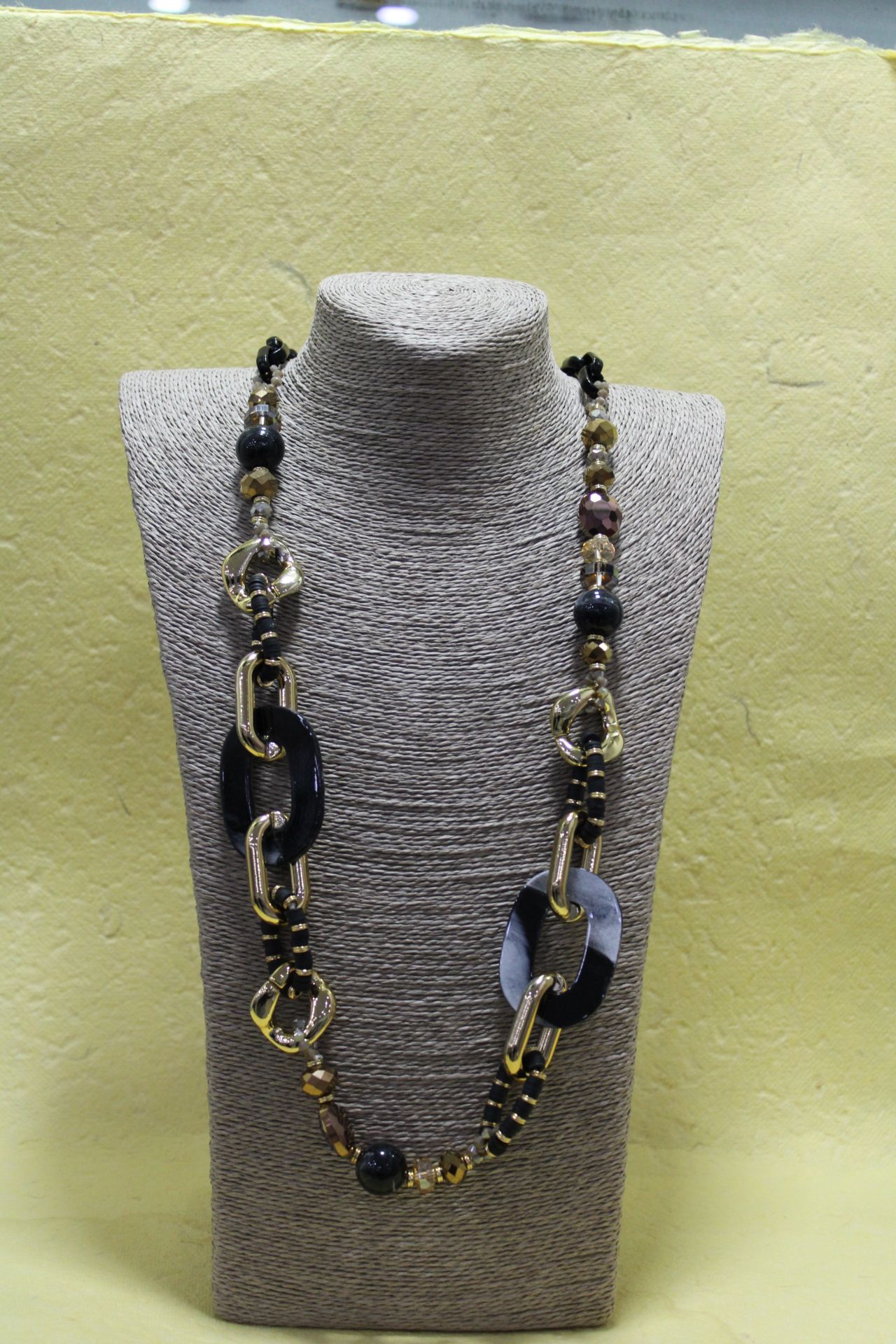 COLLANA IN  RESINA  E OTTONE